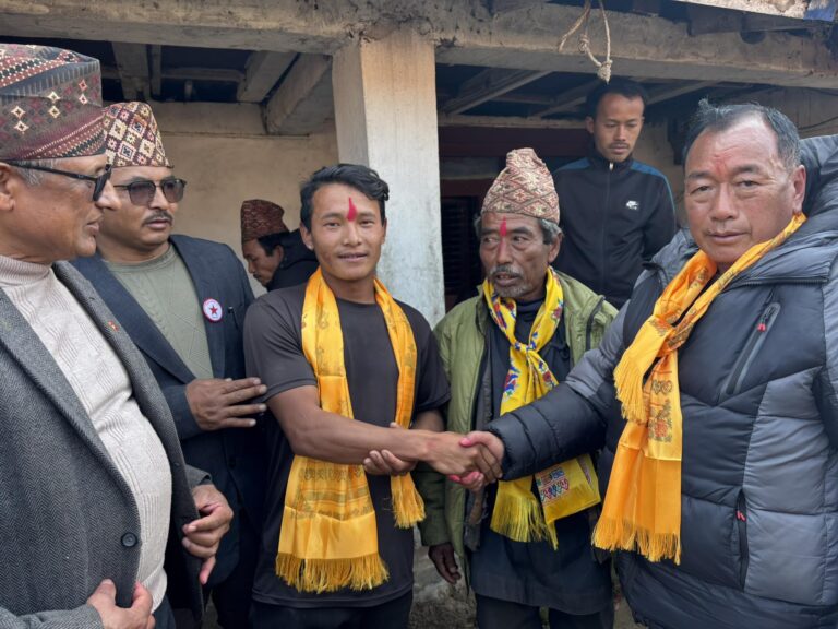 दुप्चेश्वरमा कांग्रेस र एमालेका ५० भन्दा बढी कार्यकर्ता नेपाली कम्युनिष्ट पार्टीमा प्रवेश