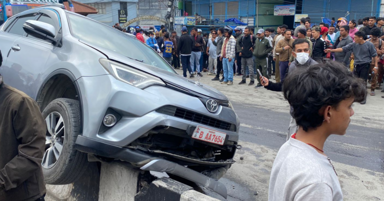 आयल निगम निर्देशक भट्टको कार दुर्घटना