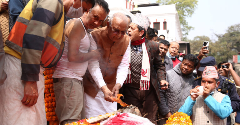 केपी ओलीका पिता मोहनप्रसादको पशुपति आर्यघाटमा अन्त्येष्टि