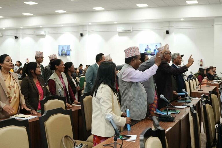 सदनमा प्रधानमन्त्री खोज्दै विपक्षी‚ बैठक अवरुद्ध