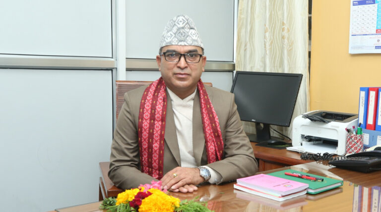 प्रतिनिधिसभाका नवनियुक्त सचिव प्रकाश अधिकारीले गरे पदभार ग्रहण