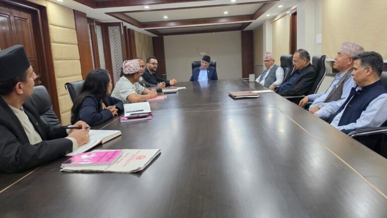 तीन पूर्वप्रधानमन्त्रीहरुसँग संविधान संशोधन कार्यदलको छलफल